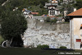 Vue sur une maison effondre en rive gauche du Boron suite  l'rosion des berges du torrent