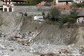 Vue sur une maison effondre en rive gauche du Boron suite  l'rosion des berges du torrent