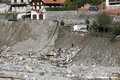 Vue sur une maison effondre en rive gauche du Boron suite  l'rosion des berges du torrent