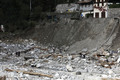 Maison effondre en rive gauche du Boron suite  l'rosion des berges du torrent