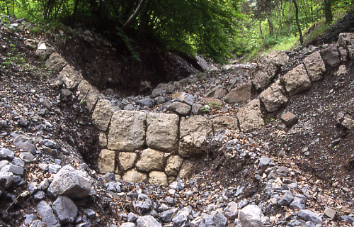 Seuil en pierres sches dans le chenal d'coulement du torrent de la Lampe