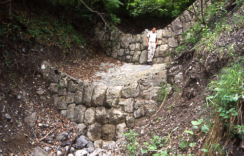 Barrage et contre barrage dans le torrent de la Lampe