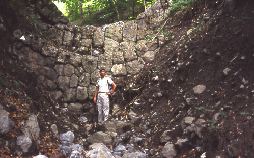 Barrage et contre barrage dans le torrent de la Lampe