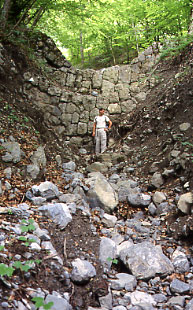 Barrage et contre barrage dans le torrent de la Lampe