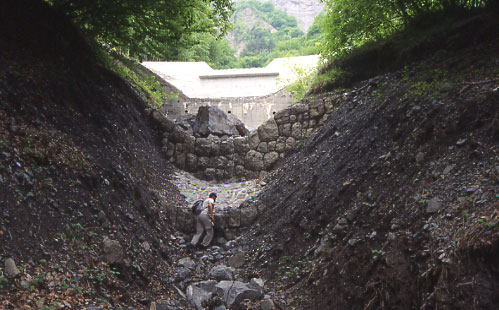 Succession de seuils en pierres sches dans le torrent de la Lampe