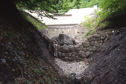 Barrage et contre barrage dans le torrent de la Lampe