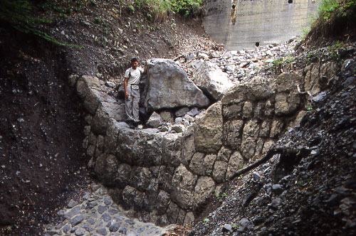 Barrage dans le torrent de la Lampe