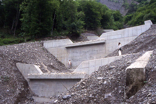 Barrages en bton dans le torrent de la Lampe