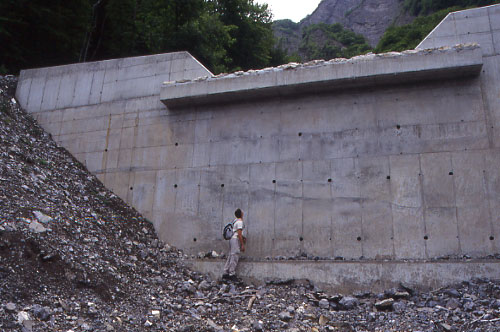 Barrages en bton dans le torrent de la Lampe