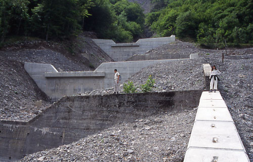 Barrages et digues en bton dans le torrent de la Lampe