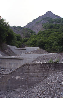 Barrages en bton dans le torrent de la Lampe