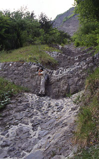 Seuils en pierres maonnes dans le torrent de la Lampe